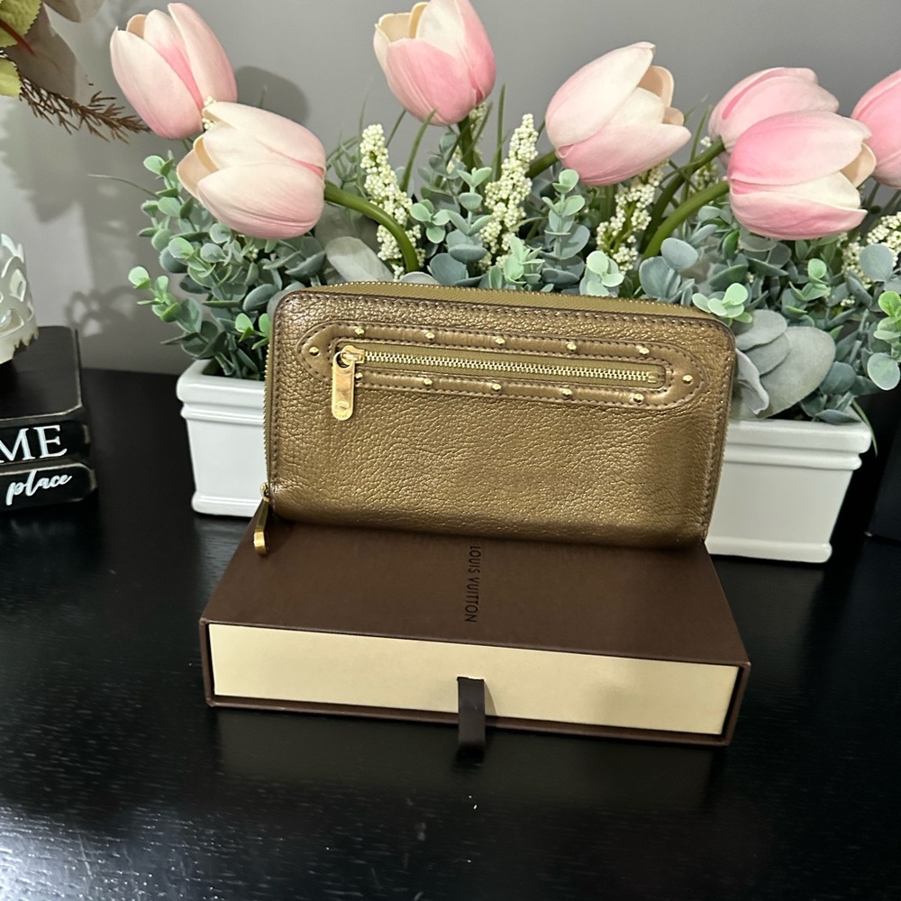 AUTHENTIC Louis Vuitton Gold Leather Zippy Wallet